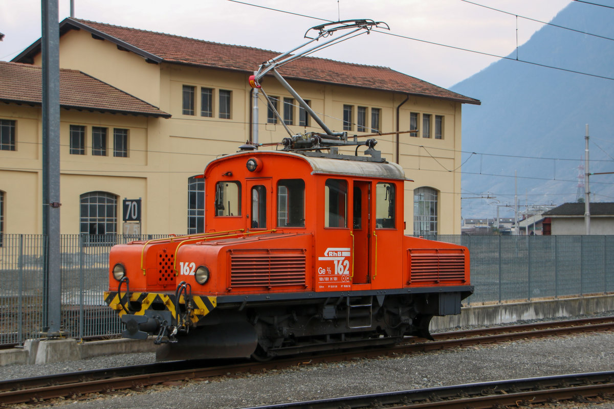 Die RhB Ge 2/2 162 wartet am 24.02.2019 in Tirano auf neue Aufgaben.