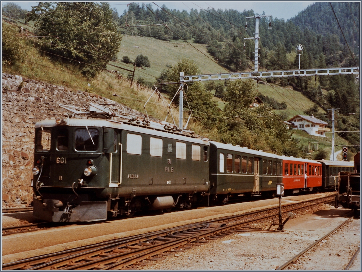 Die RhB Ge 4/4 I 601  Albuala  trifft mit ihre Schnellzug 550 von St. Moritz nach Chur in Filisur ein.
20. August 1984
