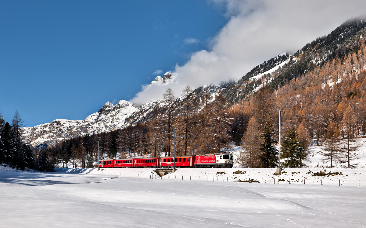 Die RhB Ge 4/4 II 619 fährt in Bever mit einem R nach St.Moritz vorüber.Bild 9.11.2017