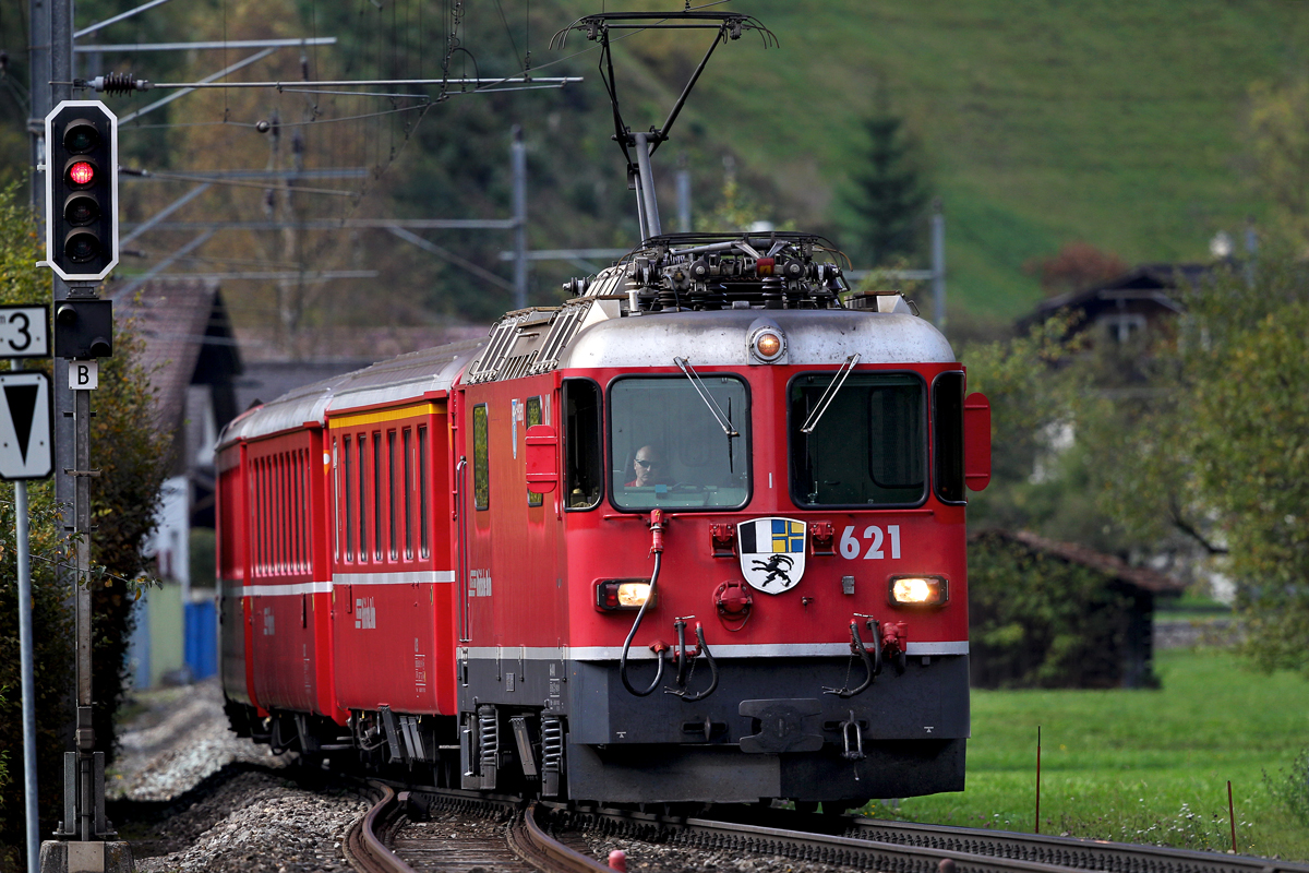 Die Rhb Ge 4/4 II 621 mit einem RE nach Davos bei der Durchfahrt am Bahnhof Jenaz.Bild vom 20.10.2014