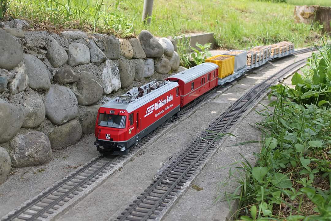 Die RhB Ge 4/4 III 647  Grüsch  mit dem neuen Refit Design unterwegs auf der Aussenanlage des Rheintalerischen Eisenbahn Amateure Klub. (www.reak.ch) 