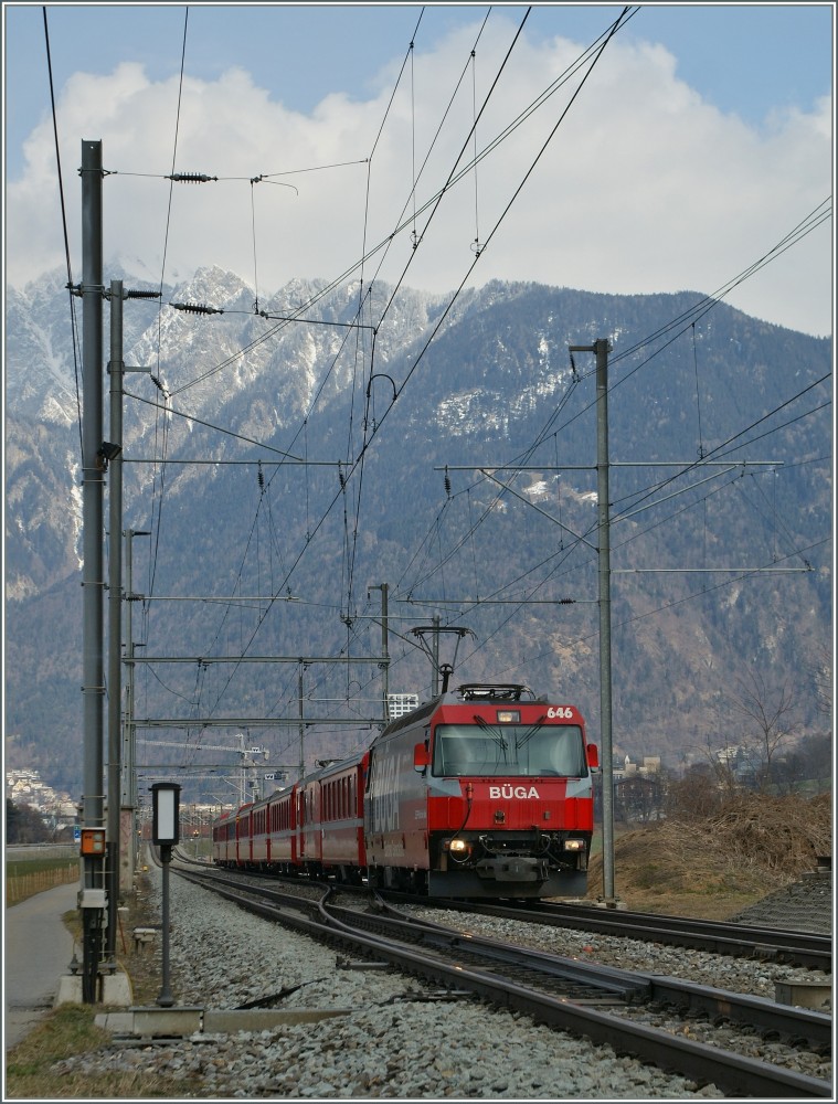 Die RhB Ge 4/4 III 646  BÜGA  mit einem Albula-Schnellzug Richtung St.Moritz bei Felsberg. 15. März 2013 