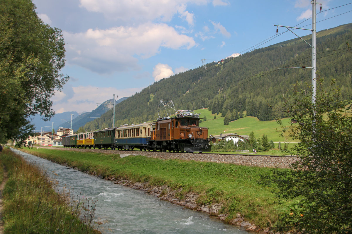 Die RhB Ge 6/6 415 fährt am 05.08.2018 mit dem Nostalgiezug von Davos nach Filisur. Hier zu sehen zwischen Davos Platz und Frauenkirch.