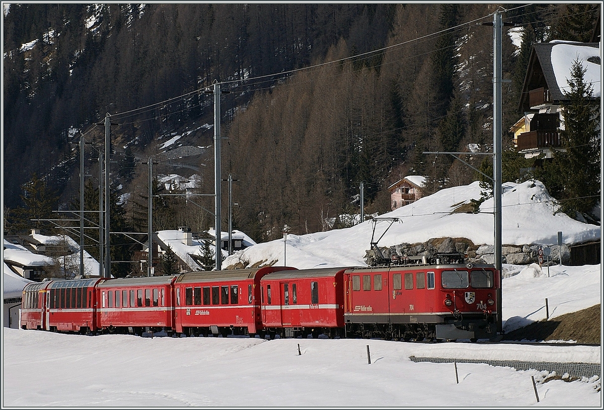 Die RhB Ge 6/6 II 704 verlässt mit einem Albula Schnellzug Bergün /Bravuogn.
20. März 2009