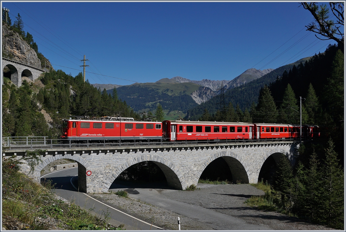 Die RhB Ge 6/6 II 707 hat mit ihrem Albulaschnellzug RE 1125 kurz nach der Dienst- und Kreuzungsstation Muot die Albulabrücke I erreicht und wird gleich in den 1598 m langen Rugnux-Kehrtunnel fahren. 
14. Sept. 2016