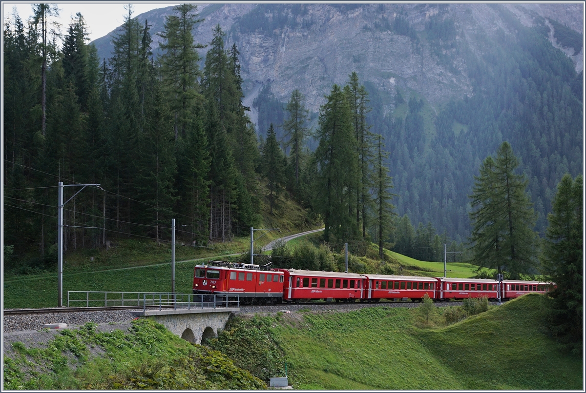 Die RhB Ge 6/6 II 707  Scuol  hat mit ihrem langen Albula-Schnellzug 1149/GEX902 nach St. Moritz oberhalb von Bergün Bravuogn die zweite Ebene erreicht.
14. Sept. 2016