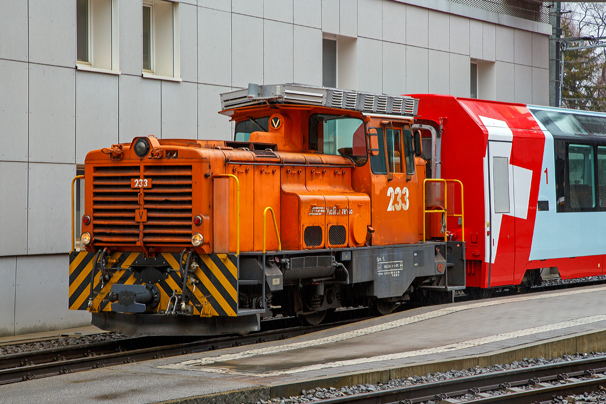 
Die RhB Gm 3/3 – 233 rangiert am 17.02.2017  den Glacier-Express  Panoramawagen MGB Api 4040 im Bahnhof Chur.

Die Gm 3/3 ist eine dreiachsige dieselelektrische Rangierlokomotive der Rhätischen Bahn (RhB). Für die RhB wurden drei Maschinen von der französischen Firma Moyse gebaut und zwischen 1975 und 1976, mit den Betriebsnummern 231 bis 233, in Betrieb genommen. Die 233 wurde 1976 unter der Fabriknummer 3555 von Moyse gebaut.

Gemäß der ursprünglichen Idee sollte der Hersteller, die französische Firma Moyse, die meisten Baugruppen aus der Serienproduktion eines französischen Loktyps übernehmen. Die vielen Sonderwünsche der RhB (MTU-Dieselmotor, Vakuumbremse, Vielfachsteuerung, Führerstandseinrichtung nach RhB-Norm) erzwangen jedoch umfangreiche Änderungen und verzögerten die Lieferung der Anfang 1974 bestellten Fahrzeuge erheblich.

Die Stundenleistung der maximal 55 km/h schnellen, 34 t schweren Lokomotiven beträgt 220 kW. Mittels eines dem Gleichstrom-Fahrmotor nachgeschalteten Getriebe kann zwischen Rangier- und Streckengang gewechselt werden.

Die ursprünglich rotbraun, seit Anfang der 1990er Jahre verkehrsorange lackierten Gm 3/3 verrichten planmäßig den schweren Rangierdienst auf den Bahnhöfen Landquart, Chur und Untervaz. Dank ihrer hohen Anfahrzugkraft (im Rangiergang 153 kN) und der möglichen Doppeltraktion eignen sich die robusten Fahrzeuge auch für den schweren Bauzugdienst. Schneeräumfahrten, gemeinsam mit der kleinen Schneeschleuder Xrotm 9216 oder der grossen Xrotmt 9217, gehören ebenfalls zum Einsatzprogramm.

TECHNISCHE DATEN (der Gm 3/3):
Spurweite:  1.000 mm
Achsformel: C
Länge über Puffer: 7.960 mm
Breite: 2.700 mm
Dienstgewicht: 34 t
Höchstgeschwindigkeit:  55 km/h
Dauerleistung:  386 kW (Dieselmotor) / 220 kW (am Rad)
Anfahrzugkraft:  153 kN (Rangiergang) / 61 kN (Streckengang)
Stundenzugkraft:  83.4 kN (Rangiergang) / 34.3 (Streckengang)
Treibraddurchmesser:  920 mm
Motor:  MTU 6-Zylinder-Dieselmotor 6V 33 1 TC10
Leistungsübertragung:  Diesel-Elektrisch