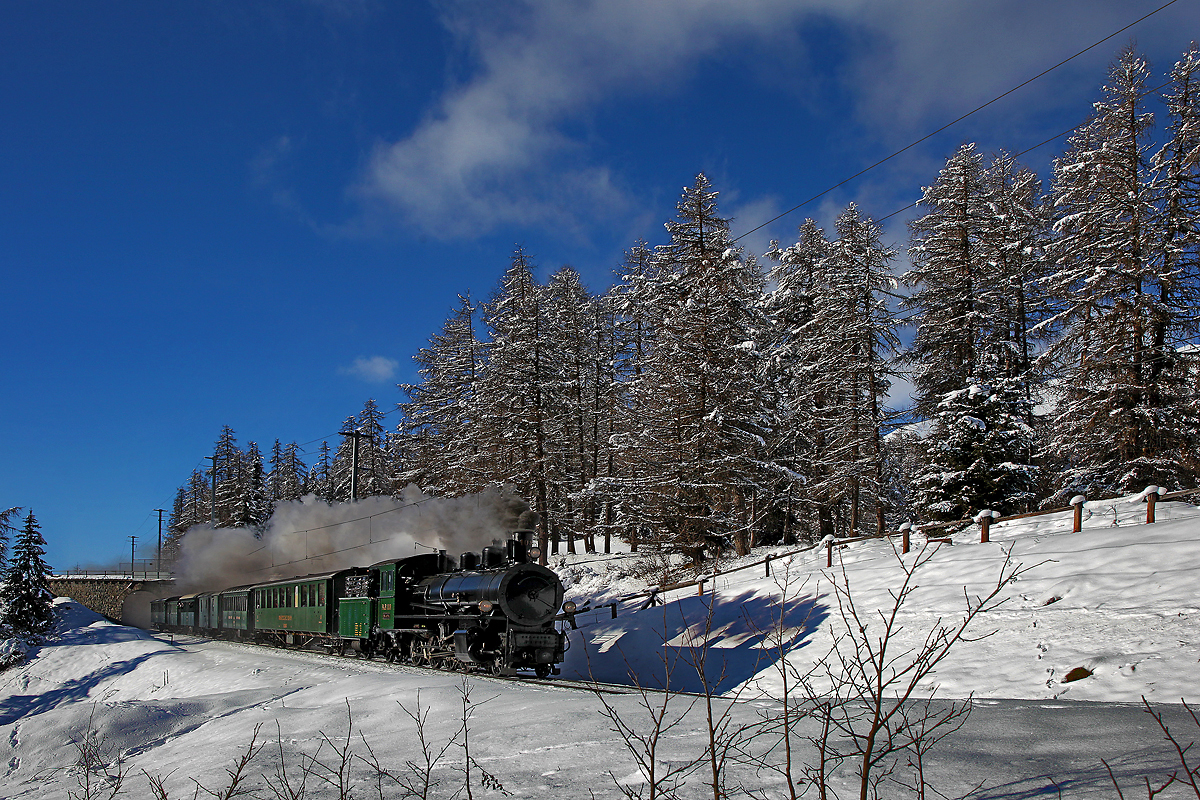 Die Rhb Schmalspur Dampflokomotive G 4/5 108 mit einer Sonderfahrt von Samedan nach Scuol hier zu sehen zwischen S-Chanf und Zernez.Bild vom 24.1.2015 