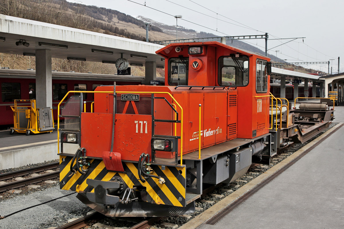 Die  RhB Tm 2/2 111 steht am 12.4.2016 im Bahnhof Scuol-Tarasp