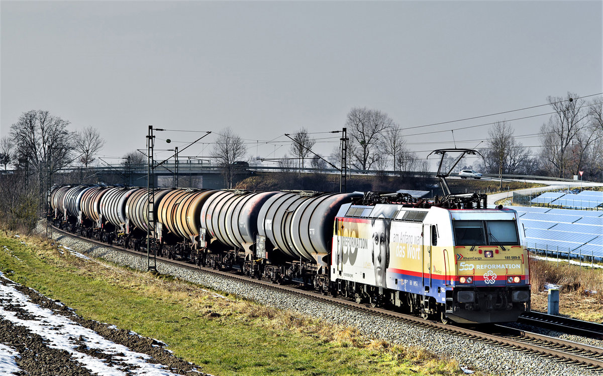 Die RHC 185 589-9 fährt in Langenisarhofen mit einem Kesselwagenzug südwärts.Bild 21.2.2018