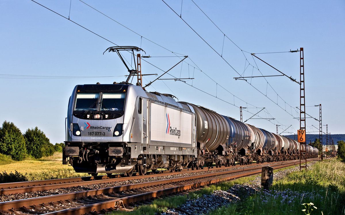 Die RHC 187 077-3 fährt in Himmelstadt mit einem Benzinzug vorüber.Bild vom 13.6.2107