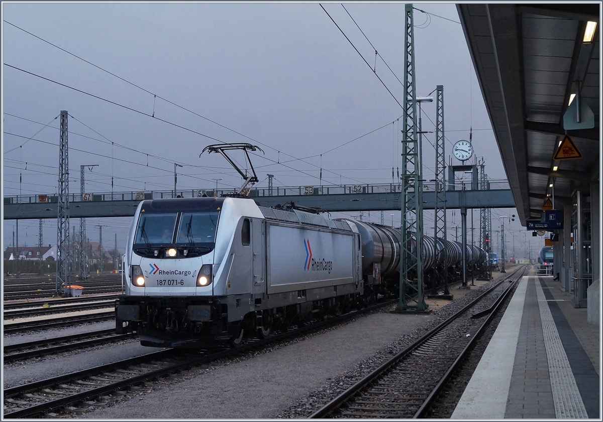 Die Rhein Cargo RHC 187 071-6 fährt am eher trüben Nachmittag mit einem Kesselwagenganzzug durch den Bahnhof von Ingolstadt.
3. Jan. 2018