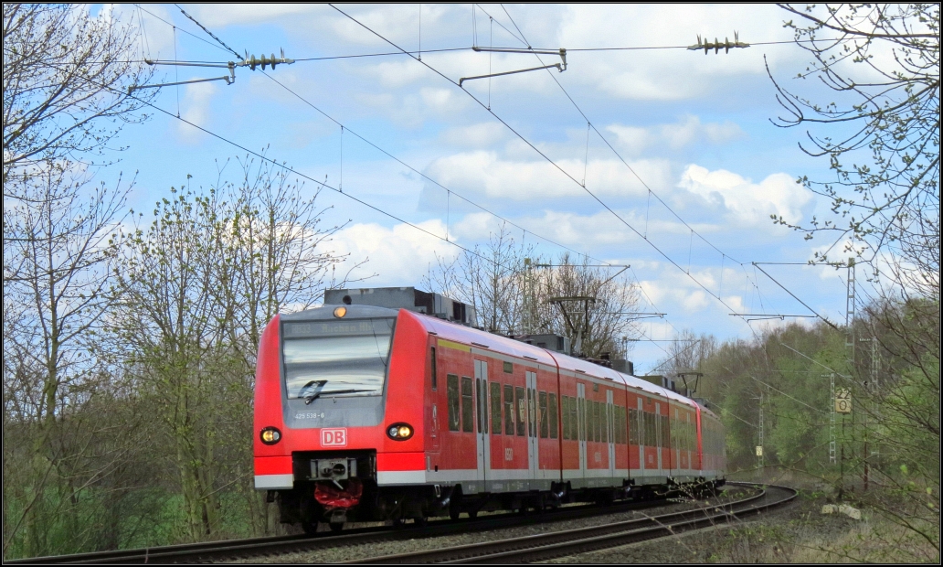 Die Rhein Niers Bahn (RB 33) ist unterwegs nach Aachen. Hier zu sehen im Gleisbogen bei Rimburg unweit von Übach-Palenberg auf der Kbs 485 am 04.April 2016.