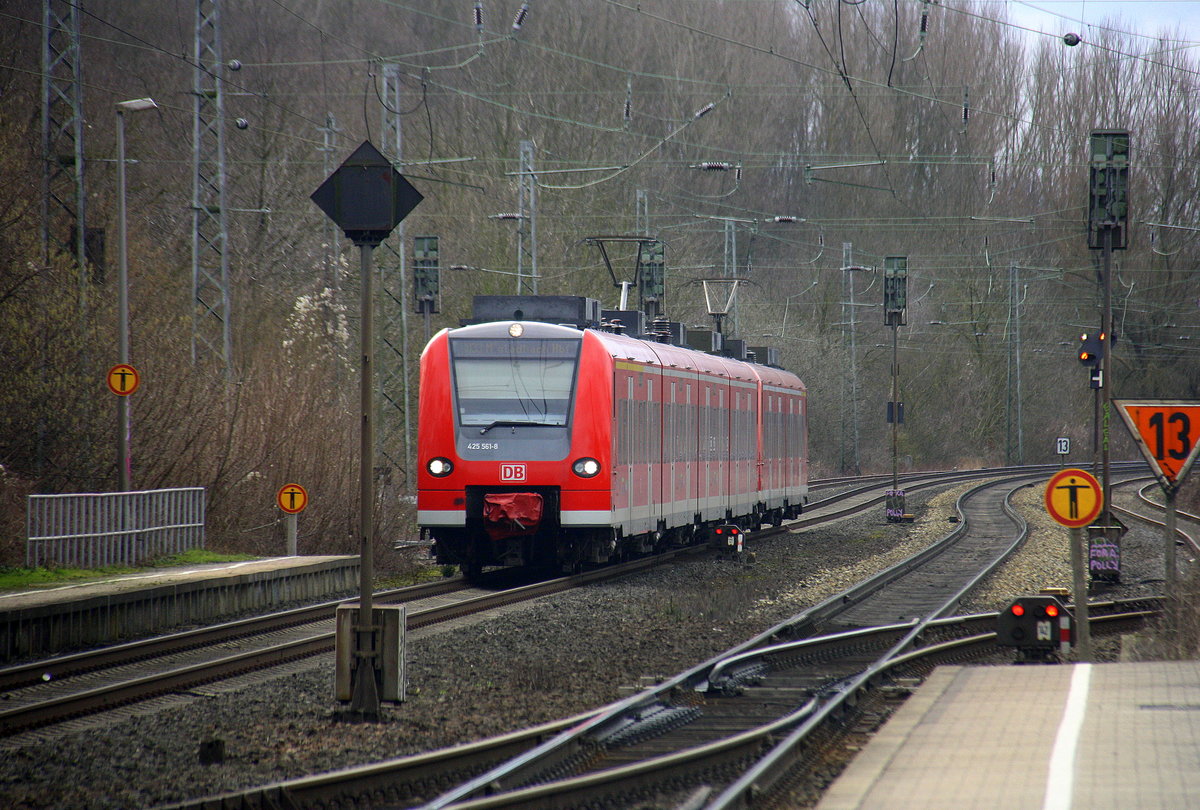 Die Rhein Niers Bahn (RB33) kommt aus Aachen-Hbf nach Heinsberg-Rheinland-Mönchengladbach-Hbf und hält in Kohlscheid und fährt in Richtung Herzogenrath,Mönchengladbach. 
Aufgenommen von Bahnsteig 2 in Kohlscheid.
Bei Sonnenschein und Wolken am Vormittag vom 4.3.2017.
