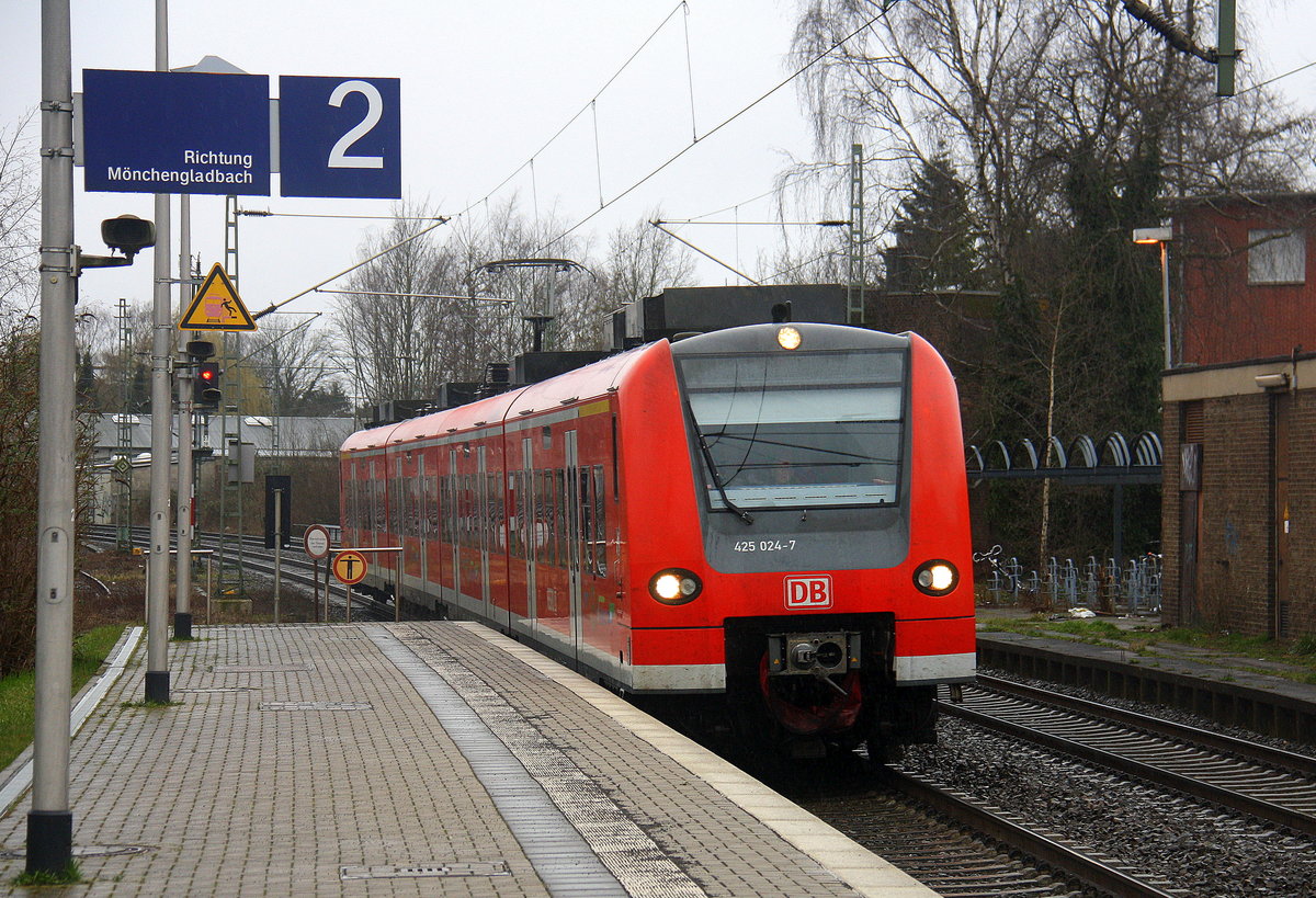 Die Rhein Niers Bahn RB33 aus Aachen-Hbf nach Mönchengladbach-Hbf  und kommt aus Richtung Aachen-Hbf,Aachen-Schanz,Aachen-West,Laurensberg,Richterich,Kohlscheid,Herzogenrath,Palenberg,Zweibrüggen,Frelenberg,Geilenkirchen,Süggerrath,Lindern,Brachelen,Hückelhoven-Baal,Baal und hält in Erkelenz und fährt dann weiter in Richtung Herrath,Beckrath,Wickrath,Rheydt-Hbf,Mönchengladbach-Hbf. Aufgenommen vom Bahnsteig 2 in Erkelenz. 
Bei Regenwetter am Nachmittag vom 5.3.2017.