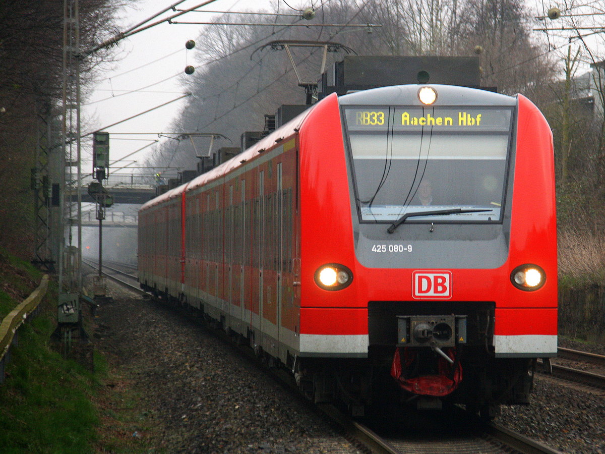 Die Rhein Niers Bahn (RB33) kommt die Kohlscheider-Rampe hoch aus Duisburg-Hbf/Heinsberg-Rheinland) nach Aachen-Hbf und hält in Kohlscheid und fährt in Richtung Richterich,Laurensberg,Aachen-West,Aachen-Schanz,Aachen-Hbf. 
Aufgenommen von Bahnsteig 2 in Kohlscheid. 
Bei Wolken am Kalten Morgen vom 24.3.2017.
