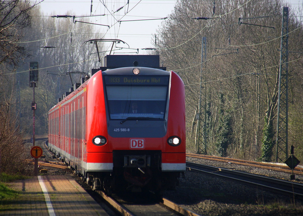 Die Rhein Niers Bahn (RB33) aus Aachen-Hbf-Heinsberg-Rheinand-Duisburg-Hbf kommt aus Richtung Aachen-West,Laurensberg,Richterich, und hält in Kohlscheid und fährt in Richtung Herzogenrath,Mönchengladbach. 
Aufgenommen von Bahnsteig 1 in Kohlscheid. 
Bei schönem Sonnenschein am Morgen vom 25.3.2017.