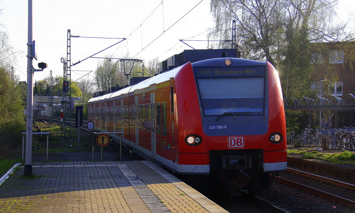 Die Rhein Niers Bahn RB33 aus Aachen-Hbf nach Duisburg-Hbf  und kommt aus Richtung Aachen-Hbf,Aachen-Schanz,Aachen-West,Laurensberg,Richterich,Kohlscheid,Herzogenrath,Palenberg,Zweibrüggen,Frelenberg,Geilenkirchen,Süggerrath,Lindern,Brachelen,Hückelhoven-Baal,Baal und hält in Erkelenz und fährt dann weiter in Richtung Herrath,Beckrath,Wickrath,Rheydt-Hbf,Mönchengladbach-Hbf. Aufgenommen vom Bahnsteig 2 in Erkelenz. 
Bei Sonne und Wolken am Abend vom 2.4.2017.