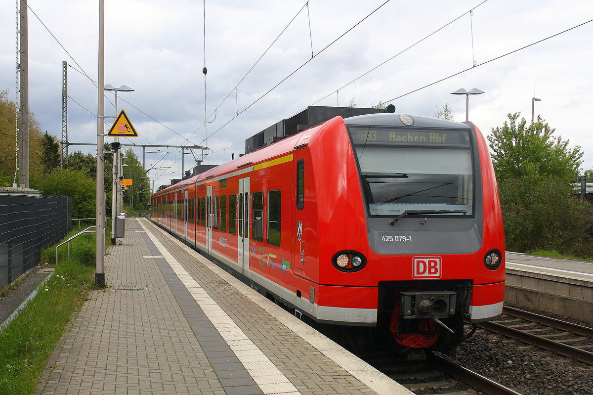 Die Rhein Niers Bahn (RB33) kommt aus Duisburg-Hbf nach Aachen-Hbf und kommt aus Richtung Mönchengladbach-Hbf,Rheydt-Hbf,Wickrath,Beckrath,Herrath und hält in Erkelenz und fährt dann weiter in Richtung Baal,Hückelhoven-Baal,Brachelen,Lindern,Süggerrath,Geilenkirchen,Frelenberg,Zweibrüggen,Übach-Palenberg,Rimburg,Finkenrath,Hofstadt,Herzogenrath, Kohlscheid,Richterich,Laurensberg,Aachen-West,Aachen-Schanz,Aachen-Hbf. 
Aufgenommen vom Bahnsteig 1 in Erkelenz. 
Bei Sonne und Wolken am Nachmittag vom 22.4.2017.