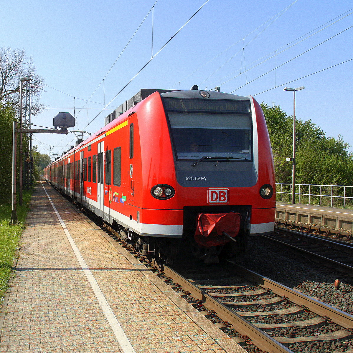 Die Rhein Niers Bahn (RB33) aus Aachen-Hbf-Heinsberg-Rheinand-Duisburg-Hbf kommt aus Richtung Aachen-West,Laurensberg,Richterich, und hält in Kohlscheid und fährt in Richtung Herzogenrath,Mönchengladbach. 
Aufgenommen von Bahnsteig 1 in Kohlscheid.
 Bei schönem Frühlingswetter am Vormittag vom 24.4.2017.