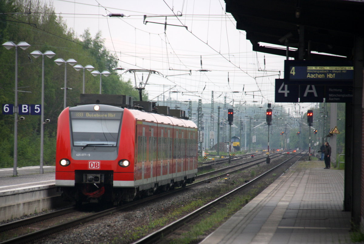 Die Rhein Niers Bahn RB33 aus Aachen-Hbf nach Duisburg-Hbf  und kommt aus Richtung Aachen-Hbf,Aachen-Schanz,Aachen-West,Laurensberg,Richterich,Kohlscheid,Herzogenrath,Palenberg,Zweibrüggen,Frelenberg,Geilenkirchen,Süggerath,Lindern,Brachelen,Hückelhoven-Baal,Baal,Erkelenz,Herrath,Beckrath,Wickrath,Rheydt-Hbf,Mönchengladbach-Hbf,  und fährt in Viersen ein und hilt in Viersen und fährt dann weiter in Richtung Anrath,Forsthaus,Krefeld-Hbf,Krefeld-Oppum,Krefeld-Linn,,Krefeld-Uerdingen,Krefeld-Hohenbudberg-Chempark,Duisburg-Rheinhausen,Duisburg-Rheinhausen-Ost,Duisburg-Hochfeld-Süd,Duisburg-Hbf. 
Aufgenommen vom Bahnsteig 4 von Viersen. 
Bei Wolken am Abend vom 5.5.2017. 