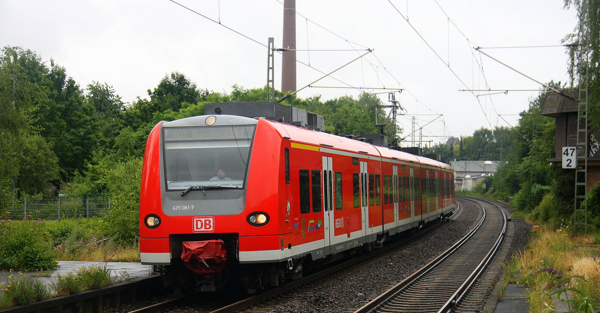 Die Rhein Niers Bahn RB33 aus Aachen-Hbf nach Duisburg-Hbf und kommt aus Richtung Aachen-Hbf,Aachen-Schanz,Aachen-West,Laurensberg,Richterich,Kohlscheid,Herzogenrath,Palenberg,Zweibrüggen,Frelenberg,Geilenkirchen,Süggerrath,Lindern,Brachelen,Hückelhoven-Baal,Baal und hält in Erkelenz und fährt dann weiter in Richtung Herrath,Beckrath,Wickrath,Rheydt-Hbf,Mönchengladbach-Hbf. Aufgenommen vom Bahnsteig 1 in Erkelenz. 
Bei Regenwetter am Nachmittag vom 1.7.2017.