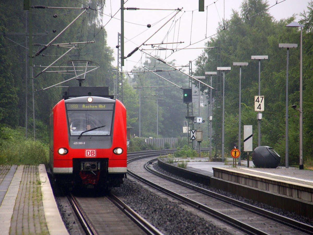 Die Rhein Niers Bahn (RB33) kommt aus Duisburg-Hbf nach Aachen-Hbf und kommt aus Richtung Mönchengladbach-Hbf,Rheydt-Hbf,Wickrath,Beckrath,Herrath und hält in Erkelenz und fährt dann weiter in Richtung Baal,Hückelhoven-Baal,Brachelen,Lindern,Süggerath,Geilenkirchen,Frelenberg,Zweibrüggen,Übach-Palenberg,Rimburg,Finkenrath,Hofstadt,Herzogenrath, Kohlscheid,Richterich,Laurensberg,Aachen-West,Aachen-Schanz,Aachen-Hbf. 
Aufgenommen vom Bahnsteig 1 in Erkelenz. 
Bei Regenwetter am Nachmittag vom 1.7.2017.