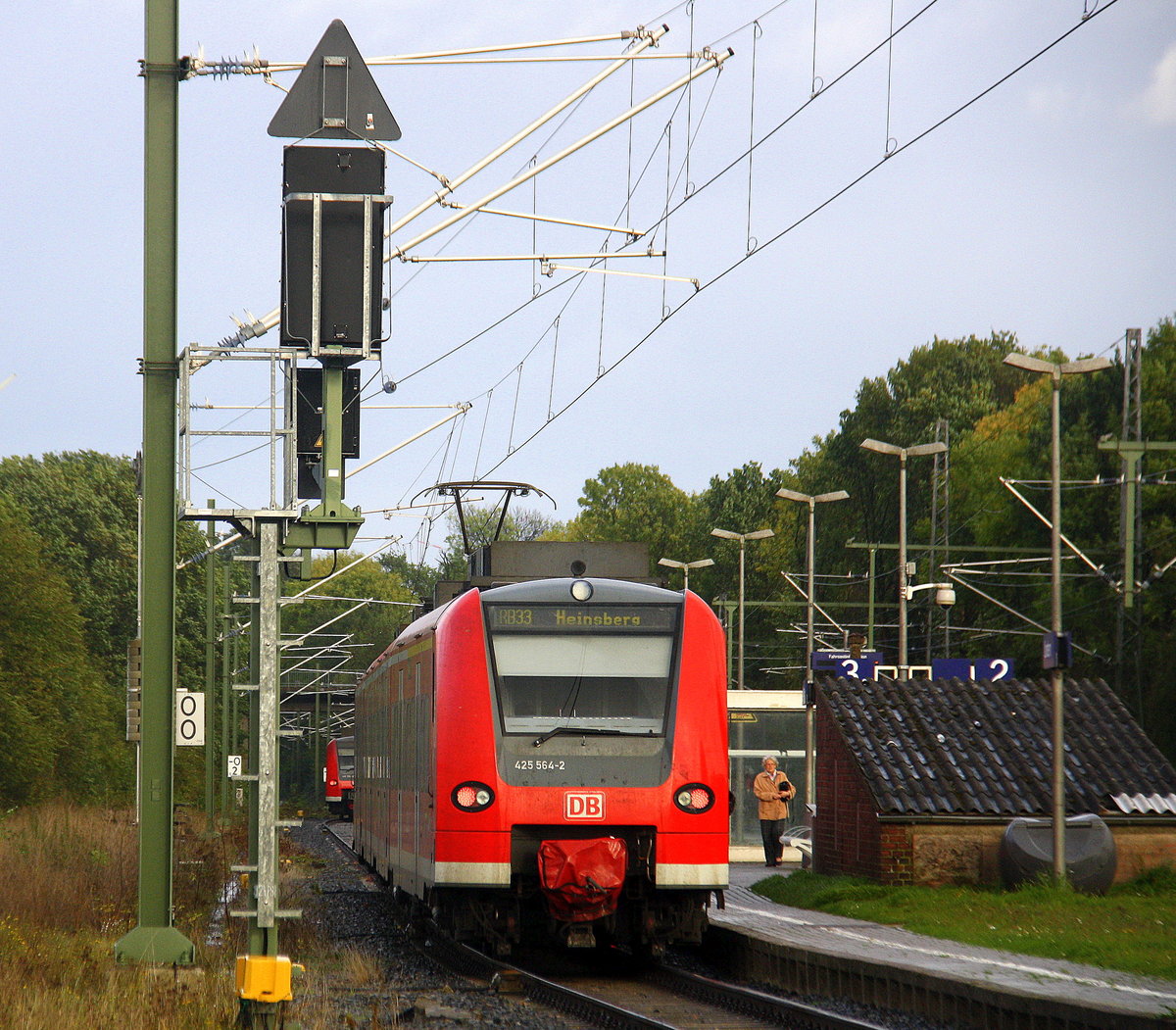 Die Rhein Niers Bahn (RB33) aus Aachen-Hbf-Heinsberg-Rheinand steht in Lindern und wartet auf die Abfahrt nach Heinsberg-Rheinland.
Aufgenommen vom Bahnübergang in Lindern.
Bei Sonnenschein und Regen am Nachmittag vom 22.10.2017.