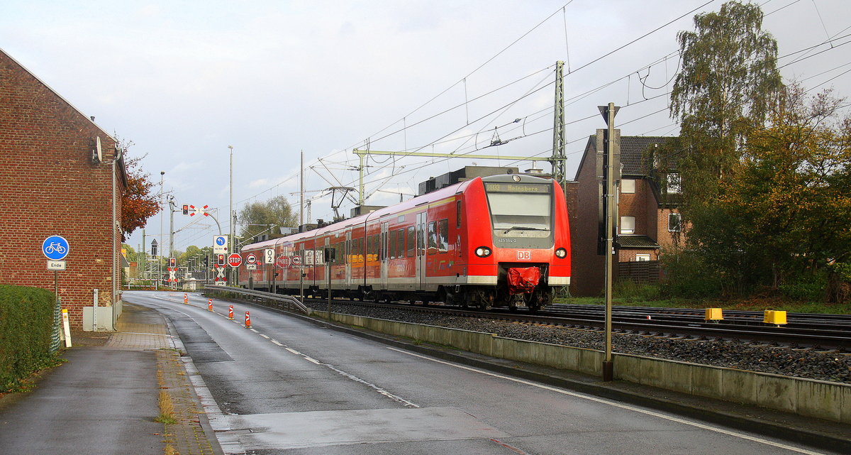 Die Rhein Niers Bahn (RB33) aus Aachen-Hbf-Heinsberg-Rheinand verlässt Lindern in Richtung Heinsberg-Rheinand.
Aufgenommen in Lindern.
Bei Sonnenschein und Regen am Nachmittag vom 22.10.2017.