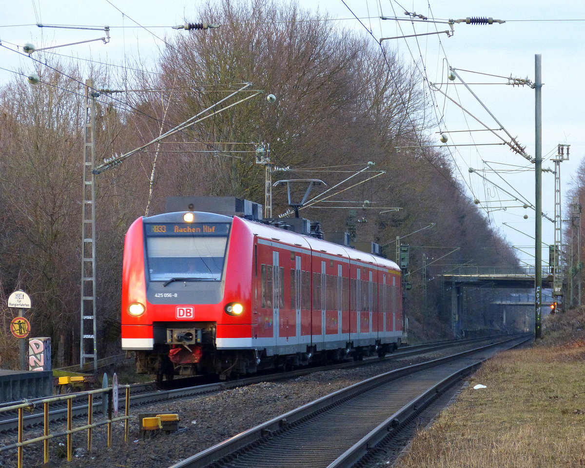Die Rhein Niers Bahn (RB33) kommt die Kohlscheider-Rampe hoch aus Duisburg-Hbf nach Aachen-Hbf und hält in Kohlscheid und fährt in Richtung Richterich,Laurensberg,Aachen-West,Aachen-Schanz,Aachen-Hbf. 
Aufgenommen von Bahnsteig 1 in Kohlscheid.
Bei schönem Frühlingswetter am 5.3.2018.