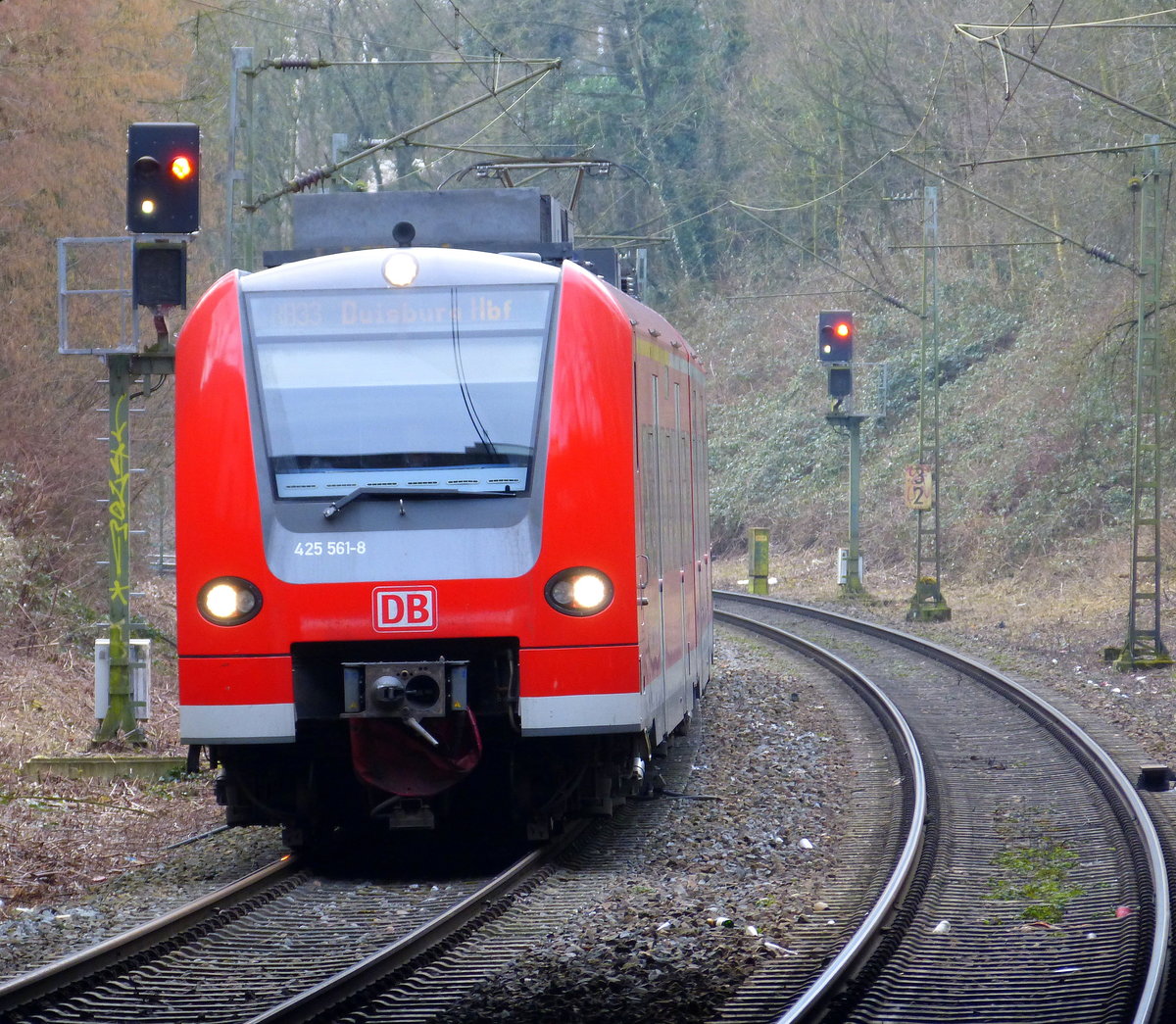 Die Rhein Niers Bahn (RB33) kommt aus Aachen-Hbf nach Duisburg-Hbf   und kommt aus Richtung Aachen-Hbf undf ährt in Aachen-Schanz ein und hält in Aachen-Schanz und fährt dann weiter in Richtung  Aachen-West,Laurensberg,Richterich,Kohlscheid,Herzogenrath,Hofstadt,Finkenrath,Rimburg,Übach-Palenberg,Zweibrüggen,Frelenberg,Geilenkirchen,Süggerath,Lindern,Brachelen,Hückelhoven-Baal,Baal,Erkelenz,Herrath,Beckrath,Wickrath,Rheydt-Hbf,Mönchengladbach-Hbf. 
Aufgenommen vom Bahnsteig von Aachen-Schanz. 
Bei Wolken am Morgen vom 6.3.2018.
