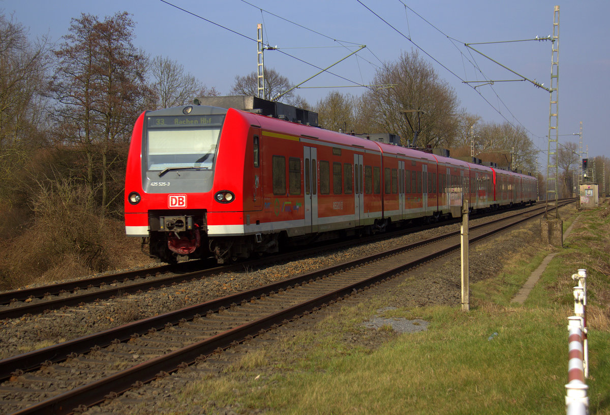 Die Rhein Niers Bahn (RB33) kommt aus Duisburg-Hbf-Heinsberg-Rheinland nach Aachen-Hbf und kommt aus Richtung Mönchengladbach-Hbf,Rheydt-Hbf,Wickrath,Beckrath,Herrath,Erkelenz,Baal,Hückelhoven-Baal,Brachelen,Lindern,Süggerath,Geilenkirchen,Frelenberg,Zweibrüggen,Übach-Palenberg,Rimburg und fährt durch Hofstadt in Richtung Herzogenrath, Kohlscheid,Richterich,Laurensberg,Aachen-West,Aachen-Schanz,Aachen-Hbf. 
Aufgenommen in der Nähe von Finkenrath.
Bei Sonnenschein am Nachmittag vom 25.3.2018.