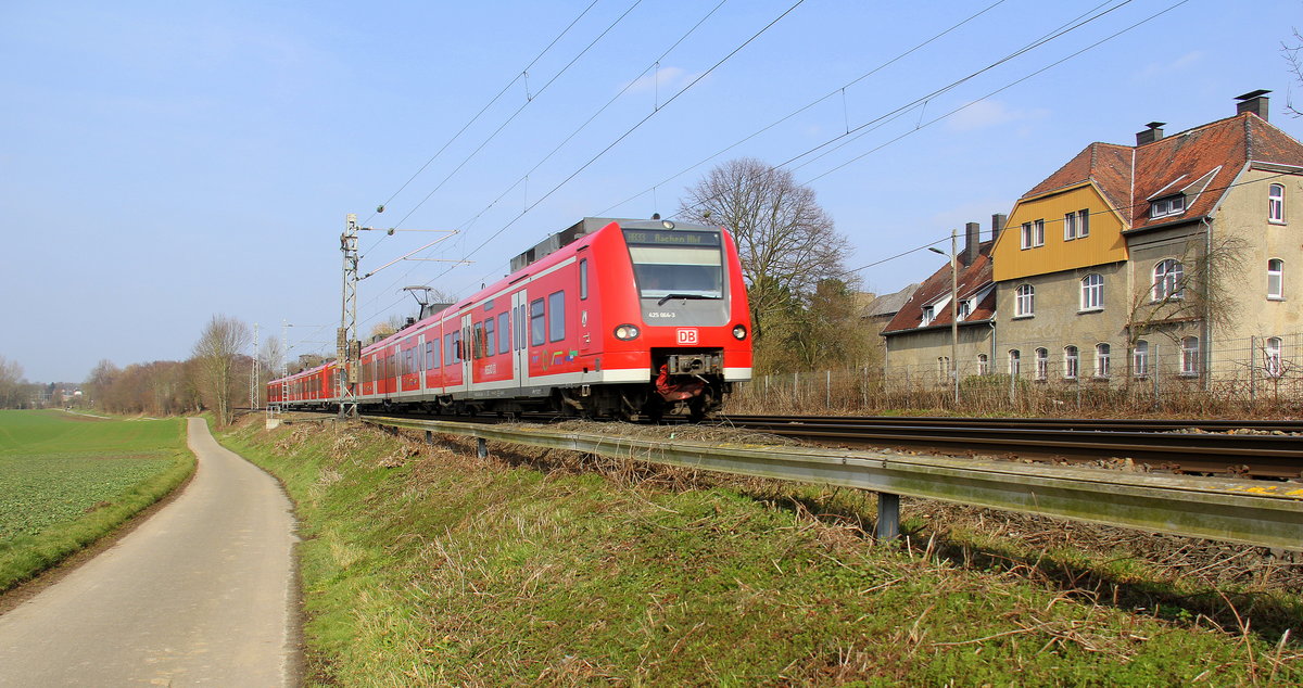 Die Rhein Niers Bahn (RB33) kommt aus Duisburg-Hbf,Heinsberg(Rheinland) nach Aachen-Hbf und kommt aus  Rheydt,Wickrath,Beckrath,Herrath,Erkelenz,Baal,Hückelhoven-Baal,Brachelen,,Lindern,Süggerath,Geilenkirchen,Frelenberg,Zweibrüggen,Übach-Palenberg und fuhr in Richtung Finkenrath,Hofstadt,Herzogenrath,Kohlscheid,Richterich,Laurensberg,Aachen-West,Aachen-Schanz,Aachen-Hbf. 
Aufgenommen von einen Weg in Rimburg im Wurmtal. 
Bei Sonnenschein am Nachmittag vom 25.3.2018.