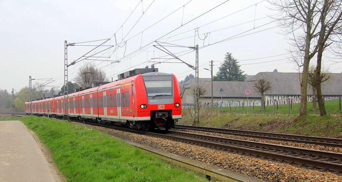 Die Rhein Niers Bahn (RB33) kommt aus Duisburg-Hbf,Heinsberg(Rheinland) nach Aachen-Hbf und kommt aus Rheydt,Wickrath,Beckrath,Herrath,Erkelenz,Baal,Hückelhoven-Baal,Brachelen,,Lindern,Süggerath,Geilenkirchen,Frelenberg,Zweibrüggen,Übach-Palenberg und fuhr in Richtung Finkenrath,Hofstadt,Herzogenrath,Kohlscheid,Richterich,Laurensberg,Aachen-West,Aachen-Schanz,Aachen-Hbf. Aufgenommen von einen Weg in Rimburg im Wurmtal. Bei Wolken am Nachmittag vom 9.4.2018.