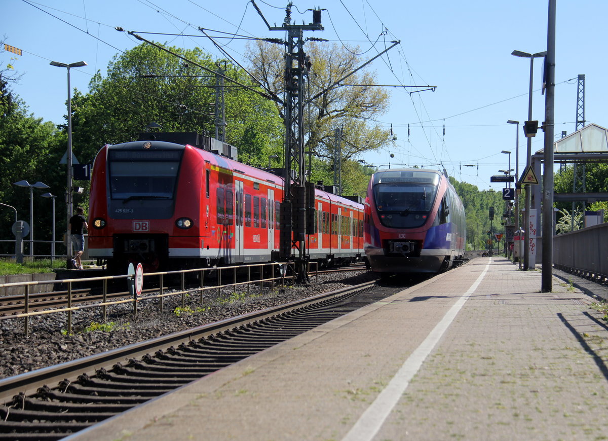 Die Rhein Niers Bahn (RB33) aus Aachen-Hbf nach Duisburg-Hbf kommt aus Richtung Aachen-West,Laurensberg,Richterich, und hält in Kohlscheid und fährt in Richtung Herzogenrath,Mönchengladbach. 
Aufgenommen von Bahnsteig 2 in Kohlscheid. 
Bei Sommerwetter am Nachmittag vom 6.5.2018.