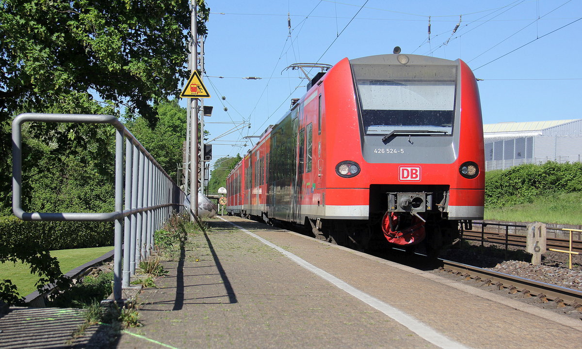 Die Rhein Niers Bahn (RB33) kommt die Kohlscheider-Rampe hoch aus Duisburg-Hbf nach Aachen-Hbf und hält in Kohlscheid und fährt in Richtung Richterich,Laurensberg,Aachen-West,Aachen-Schanz,Aachen-Hbf. 
Aufgenommen von Bahnsteig 2 in Kohlscheid.
Bei Sommerwetter am Nachmittag vom 6.5.2018.