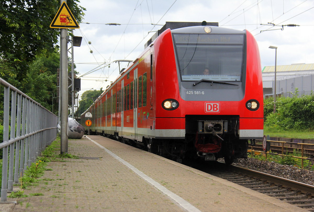 Die Rhein Niers Bahn (RB33) kommt die Kohlscheider-Rampe hoch aus Mönchengladbach-Hbf/Heinsberg-Rheinland) nach Aachen-Hbf und hält in Kohlscheid und fährt in Richtung Richterich,Laurensberg,Aachen-West,Aachen-Schanz,Aachen-Hbf. Aufgenommen von Bahnsteig 2 in Kohlscheid.
Bei Sonnenschein und Regenwolken am Nachmittag vom 17.6.2018.