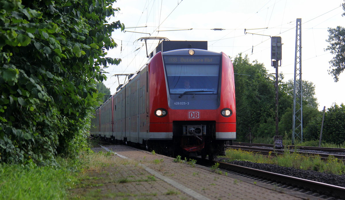 Die Rhein Niers Bahn (RB33) aus Aachen-Hbf-Heinsberg-Rheinand-Duisburg-Hbf kommt aus Richtung Aachen-West,Laurensberg,Richterich, und hält in Kohlscheid und fährt in Richtung Herzogenrath,Mönchengladbach. 
Aufgenommen von Bahnsteig 1 in Kohlscheid.
Bei Sonnenschein und Wolken am Nachmittag vom 25.6.2018.