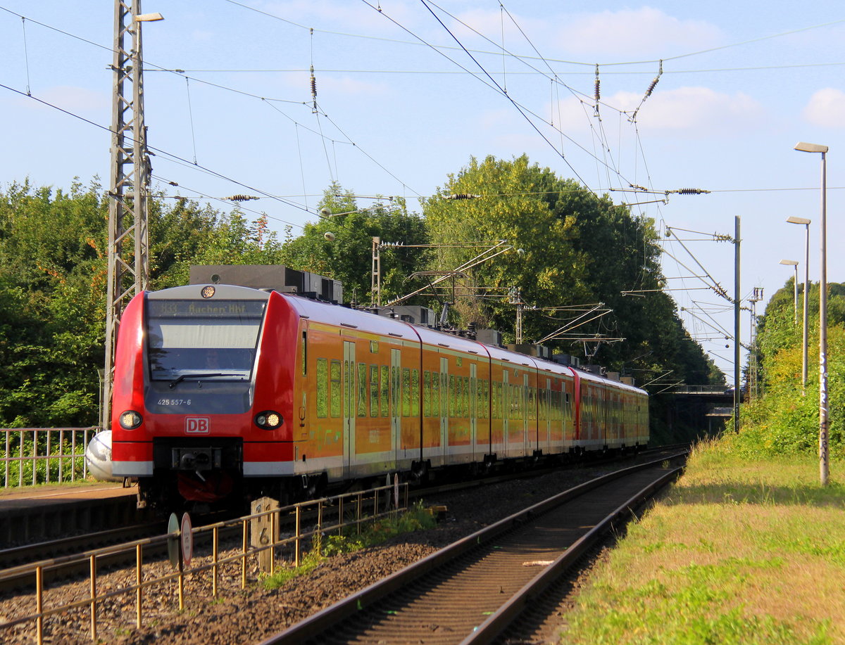 Die Rhein Niers Bahn (RB33) kommt die Kohlscheider-Rampe hoch aus Duisburg-Hbf/Heinsberg-Rheinland) nach Aachen-Hbf und hält in Kohlscheid und fährt in Richtung Richterich,Laurensberg,Aachen-West,Aachen-Schanz,Aachen-Hbf. Aufgenommen von Bahnsteig 1 in Kohlscheid. Bei Sonnenschein und Wolken am Abend vom 25.6.2018.