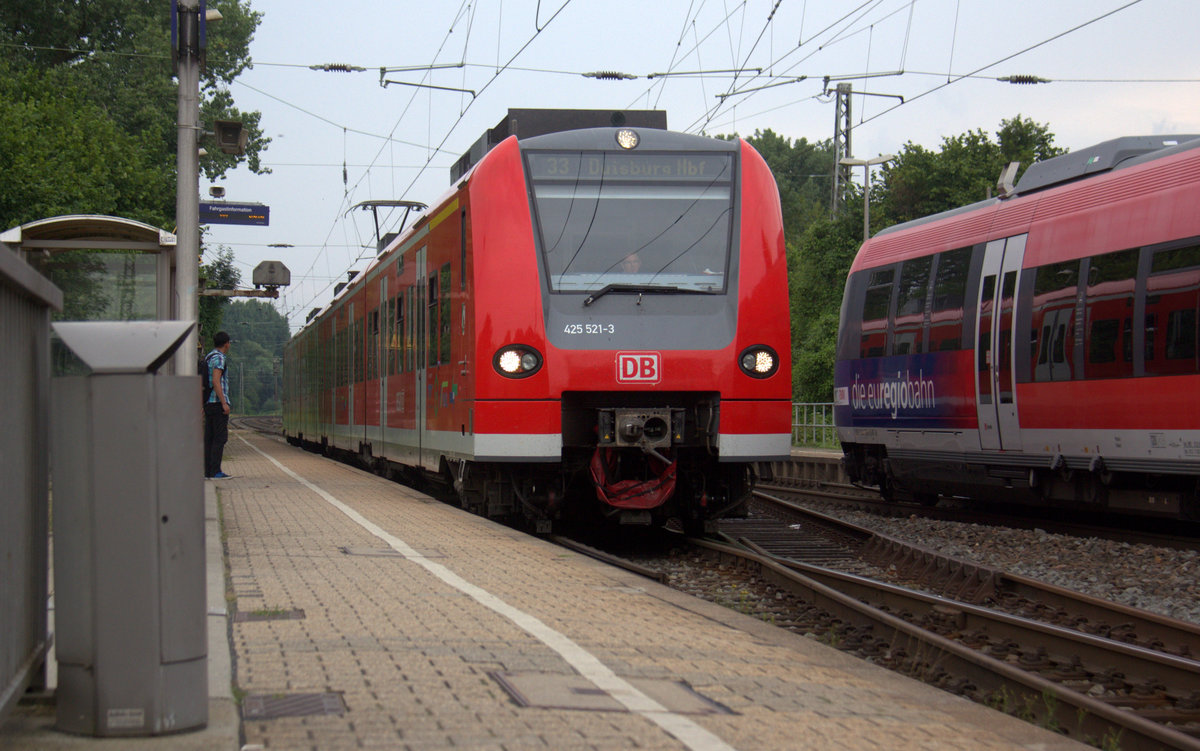 Die Rhein Niers Bahn (RB33) aus Aachen-Hbf nach Duisburg-Hbf kommt aus Richtung Aachen-West,Laurensberg,Richterich, und hält in Kohlscheid und fährt in Richtung Herzogenrath,Mönchengladbach. 
Aufgenommen von Bahnsteig 1 in Kohlscheid. 
Bei Sommerwetter am Nachmittag vom 4.7.2018.