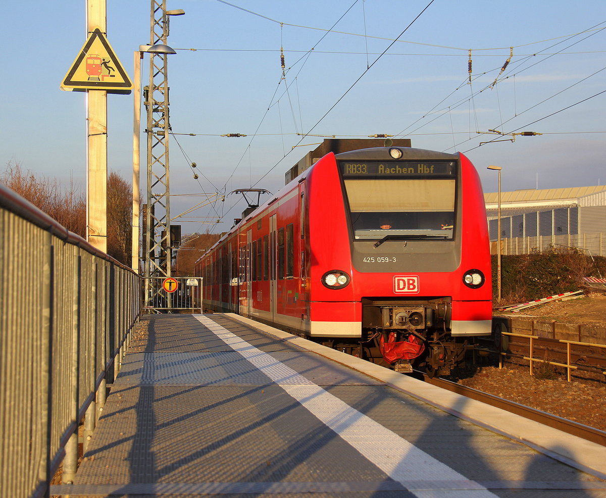 Die Rhein Niers Bahn (RB33) kommt die Kohlscheider-Rampe hoch aus Duisburg-Hbf/Heinsberg-Rheinland) nach Aachen-Hbf und hält in Kohlscheid und fährt in Richtung Richterich,Laurensberg,Aachen-West,Aachen-Schanz,Aachen-Hbf. 
Aufgenommen von Bahnsteig 2 in Kohlscheid.
Bei Sonnenschein am Kalten Nachmittag vom 25.12.2018
