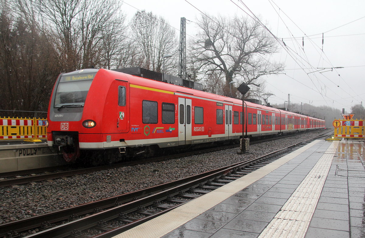 Die Rhein Niers Bahn (RB33) aus Aachen-Hbf nach Heinsberg-Rheinand-Duisburg-Hbf und kommt aus Richtung Aachen-West,Laurensberg,Richterich, und hält in Kohlscheid und fährt in Richtung Herzogenrath,Mönchengladbach. 
Aufgenommen von Bahnsteig 2 in Kohlscheid. 
Bei Regenwetter am Nachmittag vom 13.1.2019.