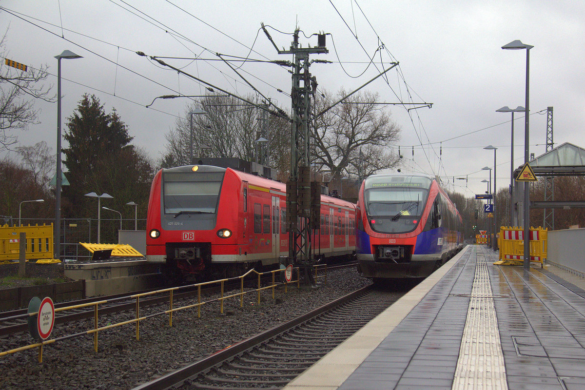 Die Rhein Niers Bahn (RB33) aus Aachen-Hbf-Heinsberg-Rheinand-Duisburg-Hbf kommt aus Richtung Aachen-West,Laurensberg,Richterich, und hält in Kohlscheid und fährt in Richtung Herzogenrath,Mönchengladbach. 
Aufgenommen von Bahnsteig 2 in Kohlscheid. 
Am Nassklaten Nachmittag vom 17.1.2019.