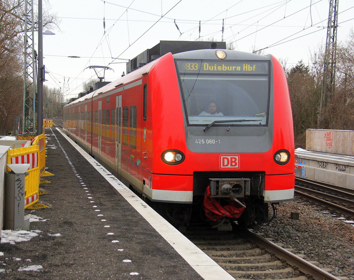 Die Rhein Niers Bahn (RB33) aus Aachen-Hbf nach Duisburg-Hbf und kommt aus Richtung Aachen-West,Laurensberg,Richterich, und hält in Kohlscheid und fährt in Richtung Herzogenrath,Mönchengladbach. 
Aufgenommen von Bahnsteig 1 in Kohlscheid.
Bei Sonne und Wolken am Nachmittag vom 4.2.2019.