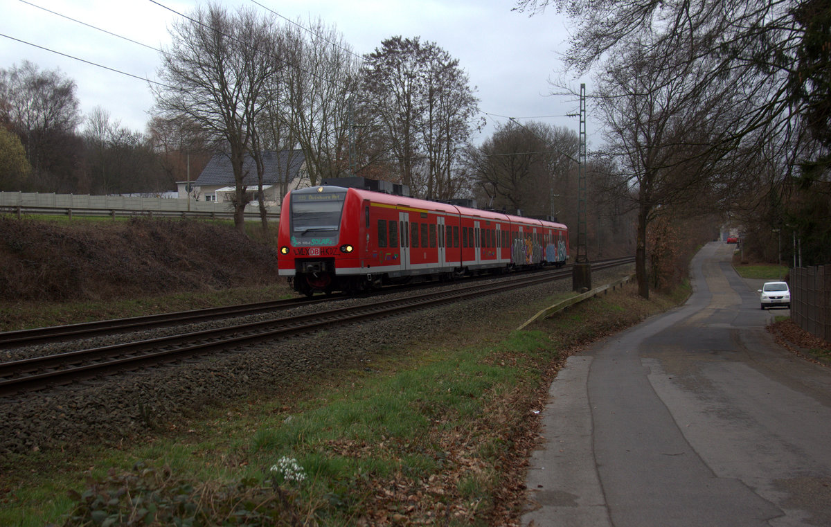 Die Rhein Niers Bahn (RB33) aus Aachen-Hbf nach Heinsberg-Rheinand-Duisburg-Hbf kommt aus Richtung Aachen-West,Laurensberg,Richterich,Kohlscheid,Herzogenrath und durch Worm in Richtung Hofstadt,Finkenrath,Rimburg-Übach-Palenberg, Zweibrüggen,Frelenberg,Geilenkirchen,Süggerath,Lindern,Brachelen,Hückelhoven-Baal,Baal,Erkelenz,Herrath,Beckrath,Wickrath.
Aufgenommen von der Grenzstraße in Herzogenrath,Worm.
Bei  Sonne und Regenwolken am Nachmittag vom 28.2.2019.