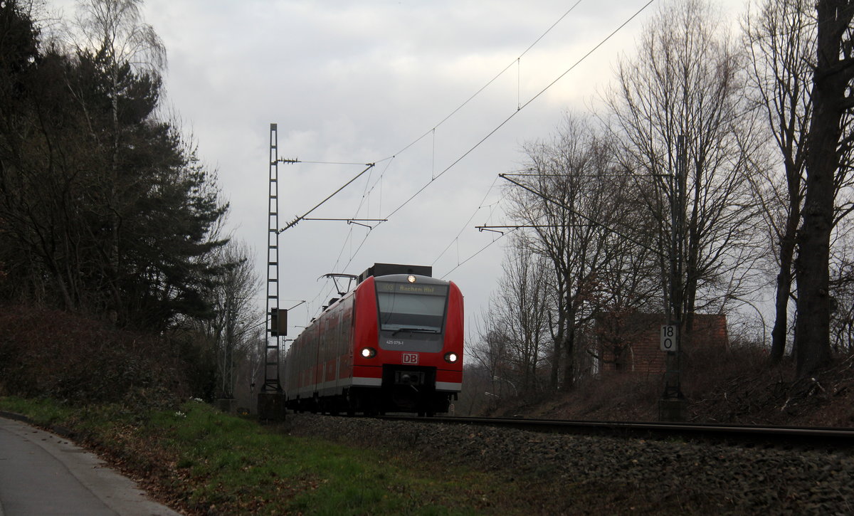Die Rhein Niers Bahn (RB33) aus Duisburg-Hbf/Heinsberg-Rheinland) nach Aachen-Hbf und kommt aus Richtung Rheydt,Wickrath,Beckrath,Herrath,Erkelenz,Baal,Hückelhoven-Baal,Brachelen,Lindern,Süggerath,Geilenkirchen,Frelenberg,Zweibrüggen,Übach-Palenberg und fährt durch Herzogenrath,Worm in Richtung Herzogenrath,Kohlscheid,Richterich,Laurensberg,Aachen-West,Aachen-Schanz,Aachen-Hbf.
Aufgenommen von der Grenzstraße in Herzogenrath,Worm. Bei Sonne und Regenwolken am Nachmittag vom 28.2.2019.