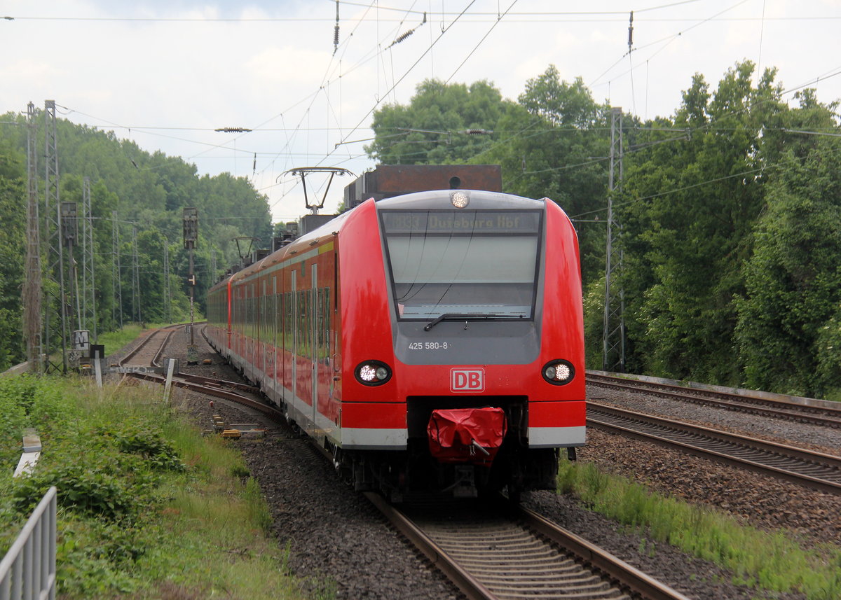 Die Rhein Niers Bahn (RB33) aus Aachen-Hbf nach Heinsberg-Rheinand,Duisburg-Hbf und kommt aus Richtung Aachen-West,Laurensberg,Richterich, und hält in Kohlscheid und fährt in Richtung Herzogenrath,Mönchengladbach. 
Aufgenommen von Bahnsteig 1 in Kohlscheid.
Bei Sonne und Gewitterwolken am Mittag vom 10.6.2019.
