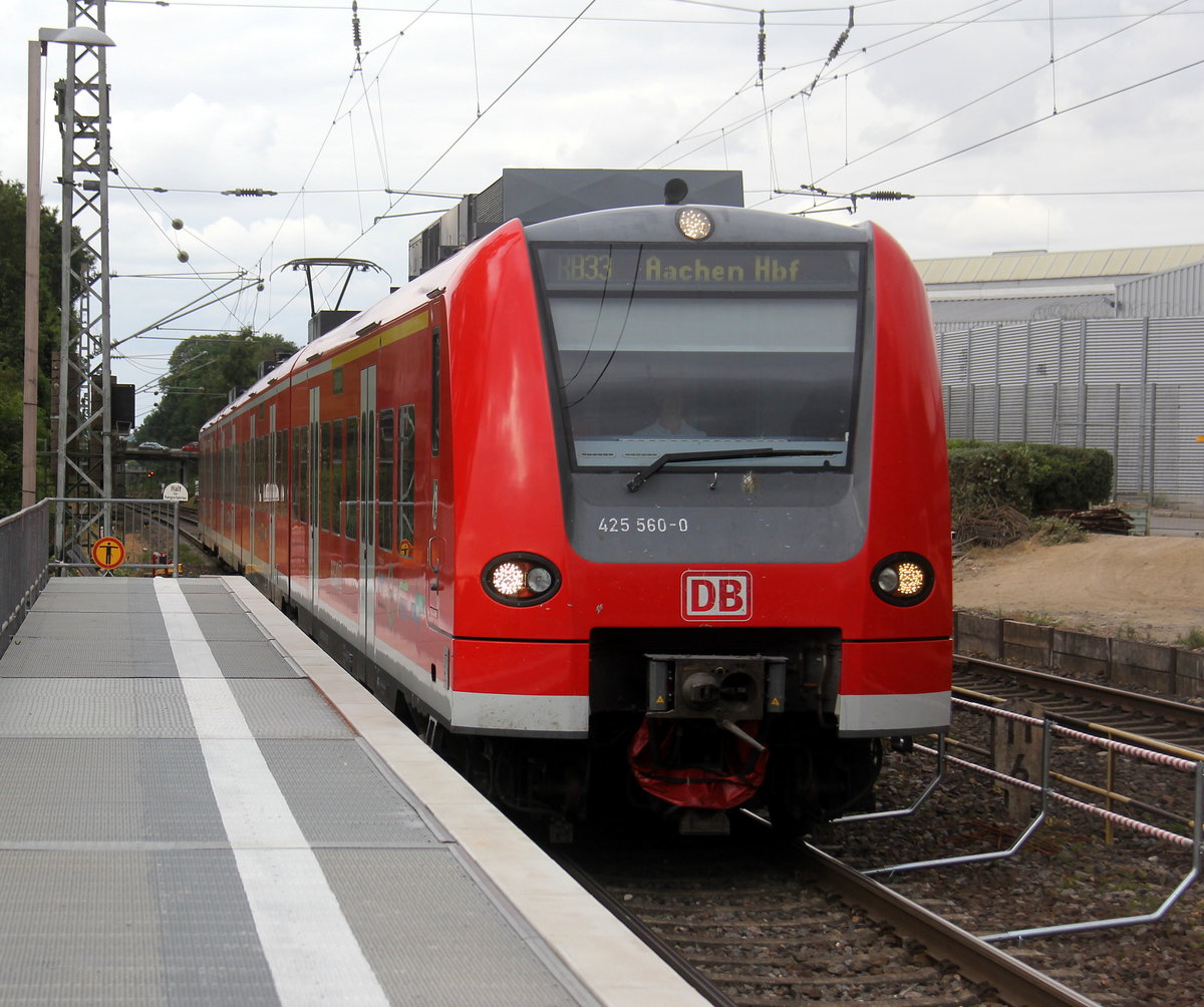 Die Rhein Niers Bahn (RB33) kommt die Kohlscheider-Rampe hoch aus Duisburg-Hbf/Heinsberg-Rheinland) nach Aachen-Hbf und hält in Kohlscheid und fährt in Richtung Richterich,Laurensberg,Aachen-West,Aachen-Schanz,Aachen-Hbf. 
Aufgenommen von Bahnsteig 2 in Kohlscheid. 
Bei Sonne und Wolken am Abend vom 8.7.2019.