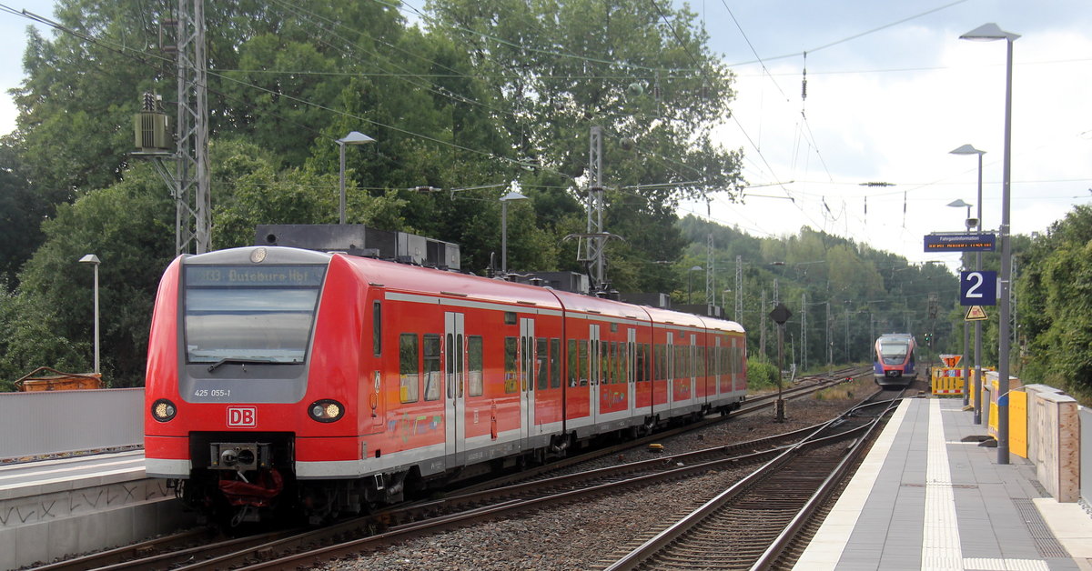 Die Rhein Niers Bahn (RB33) aus Aachen-Hbf nach Heinsberg-Rheinand,Duisburg-Hbf und kommt aus Richtung Aachen-West,Laurensberg,Richterich, und hält in Kohlscheid und fährt in Richtung Herzogenrath,Mönchengladbach. 
Aufgenommen von Bahnsteig 2 in Kohlscheid. 
Bei Sonne und Gewitterwolken am Vormittag vom 13.8.2019.
