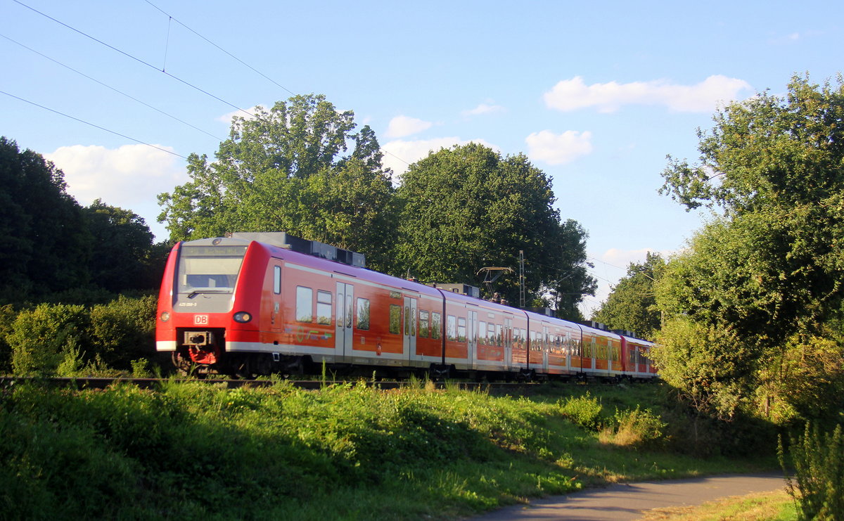 Die Rhein Niers Bahn (RB33) kommt die Kohlscheider-Rampe hoch aus Duisburg-Hbf/Heinsberg-Rheinland) nach Aachen-Hbf  und fährt in Richtung Kohlscheid,Richterich,Laurensberg,Aachen-West,Aachen-Schanz,Aachen-Hbf. 
Aufgenommen von einem Weg in Herzogenrath im Wurmtal. 
Bei Sommerwetter am Abend vom 2.9.2019.